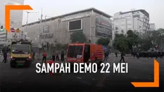 Pasukan oranye atau petugas PPSU mulai membersihkan sisa sampah dan material bentrokan di sekitar gedung Bawaslu.