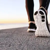 Berjalan kaki bisa membantu mengurangi risiko penyakit kronis, termasuk penyakit jantung, stroke, dan beberapa jenis kanker.  (Foto/dok: Freepik/wayhomestudio)