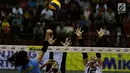 Para pevoli Jakarta BNI 46 berusaha menahan smash saat melawan Bandung Bank BJB pada perebutan tempat ketiga Proliga 2019 di GOR Among Rogo, Yogyakarta, Sabtu (23/2). BNI 46 menang 3-1 atas BJB. (Bola.com/Yoppy Renato)