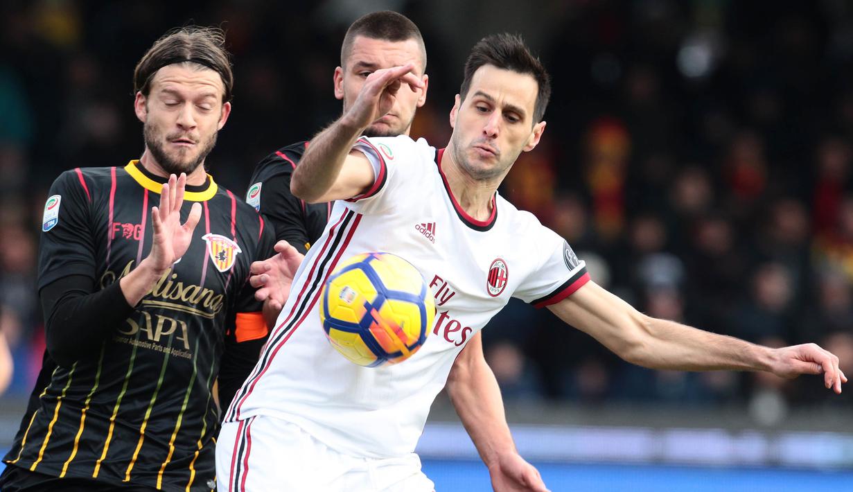 Striker AC Milan, Nikola Kalinic, berusaha melewati bek Benevento, Andrea Costa, pada laga Serie A Italia di Stadion Ciro Vigorito, Benevento, Minggu (3/12/2017). Kedua klub bermain imbang 2-2. (AFP/Carlo Hermann)