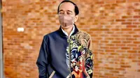 Presiden Jokowi mengenakan jaket buatan UMKM Blora. (dok. Instagram @jokowi/https://www.instagram.com/p/CXkrpkMPlSu/Dinny Mutiah)