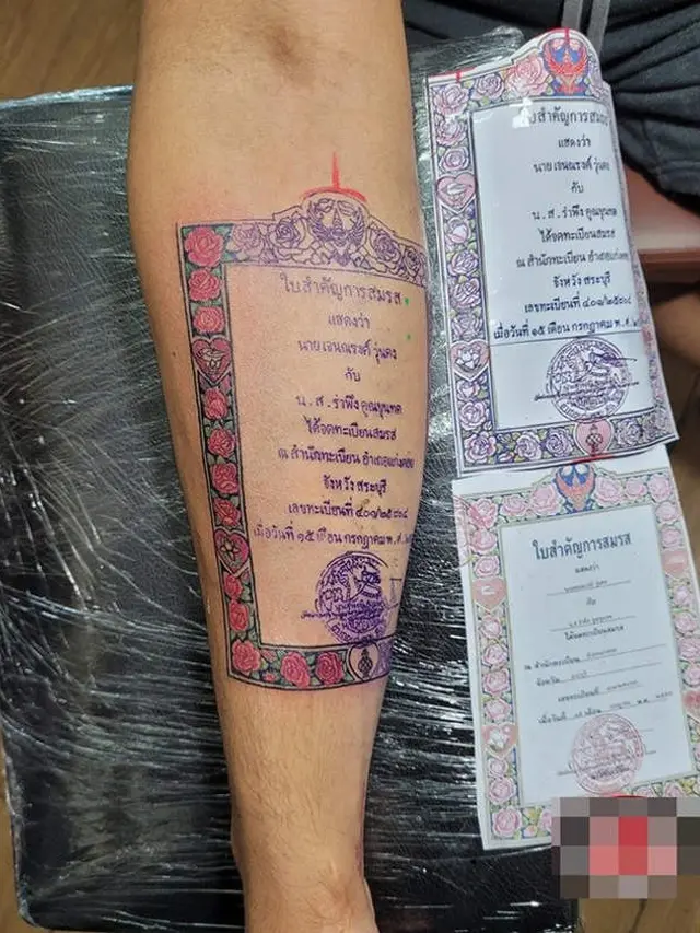 Jadi Kado Spesial, Pria Ini Nekat Buat Tato Akta Nikah Demi Istri