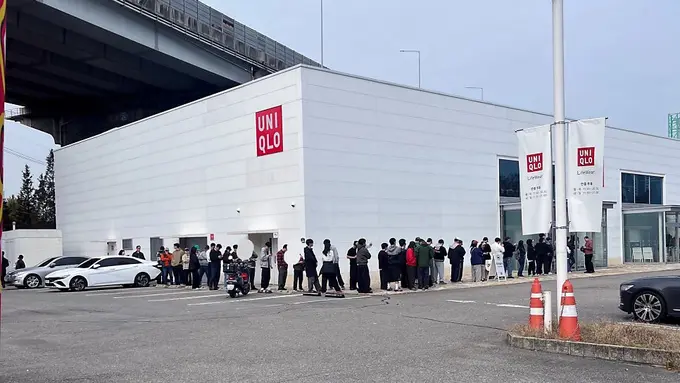 UNIQLO x Needles Bikin Warga Korea Antre Panjang ke Jalan, Apa yang Bikin Kolaborasi Ini Hype?