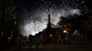 Para pengunjuk rasa memegang tanda yang menyala saat kembang api menerangi langit di sekitar Monumen Washington setelah Presiden Donald Trump menyampaikan pidato penerimaannya di Gedung Putih pada Konvensi Nasional Partai Republik 2020, Kamis, (27/8/2020).(AP Photo/Carolyn Kaster)