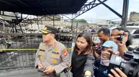 Kabid Humas Polda Metro Jaya, Kombes Trunoyudo Wisnu Andiko di lokasi kebakaran Depo Pertamina Plumpang, Minggu (5/3/2023). (Liputan6.com/Ady Anugrahadi)
