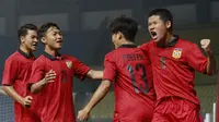 Pemain Timnas Laos U-19 merayakan gol pertama timnya yang dicetak oleh Peeter Phanthavong saat laga semifinal Piala AFF U-19 2022 melawan Timnas Thailand U-19 yang berlangsung di Stadion Patriot Candrabhaga, Bekasi, Rabu (13/07/2022). (Bola.com/M Iqbal Ichsan)