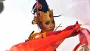 Sebuah tarian Jawa Kontemporer karya Mila Rosinta dari Yogyakarta ditampilkan dalam pagelaran Jakarta Internasional Performing Art (Jakipa 2014) Jakarta, Minggu (7/12/2014). (Liputan6.com/Faisal R Syam)