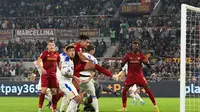 Chris Smalling ketika mencetak gol ke gawang Lecce di Liga Italia 2022/2023. AS Roma menang 2-1 atas Lecce. (Vincenzo PINTO / AFP)