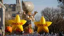 Balon berukuran besar mengiringi parade Hari Pengucapan Syukur Macy's di Manhattan borough,  New York, Kamis (26/11). Parade ini pertama kali diadakan pada tahun 1924. (REUTERS/Andrew Kelly)