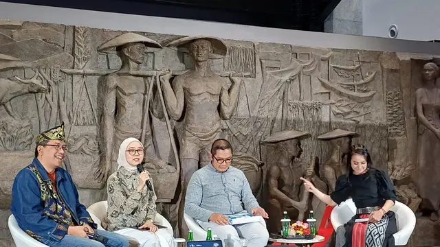 Director of Retail & Business Development PT Sarinah (Persero) Selfie Dewiyanti dalam sesi media briefing di Gedung Sarinah Thamrin, Jakarta, Jumat (27/9/2024). (Maul/Liputan6.com)