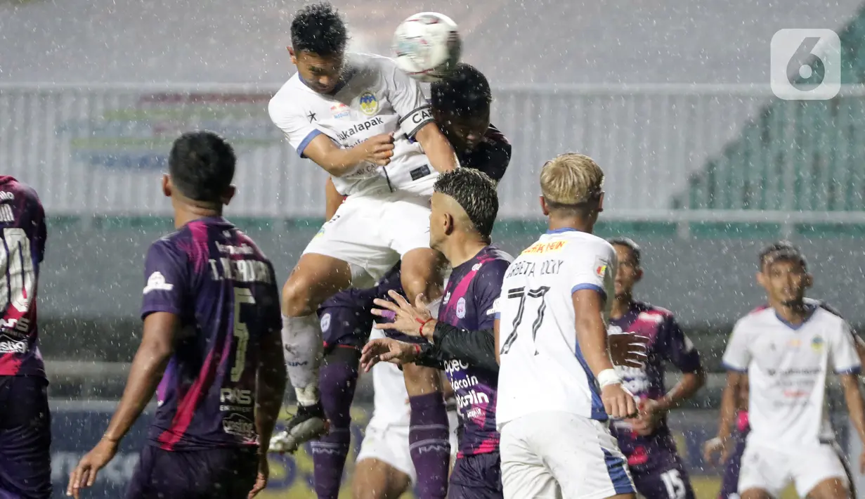 Kapten tim PSIM Yogyakarta, Jodi Kustiawan berebut bola atas dengan Pemain RANS Cilegon FC pada laga semifinal Liga 2 Indonesia 2021 di Stadion Pakansari, Kab Bogor, Senin (27/12/2021). RANS Cilegon unggul 3-0 dan memastikan satu tempat promosi ke Liga 1. (Liputan6.com/Helmi Fithriansyah)