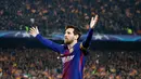 Megabintang Barcelona, Lionel Messi merayakan golnya ke gawang Chelsea pada leg kedua babak 16 besar Liga Champions 2017-2018 di Stadion Camp Nou, Rabu (14/3). Messi mencetak dua dari tiga gol dalam pertandingan ini. (AP/Emilio Morenatti)