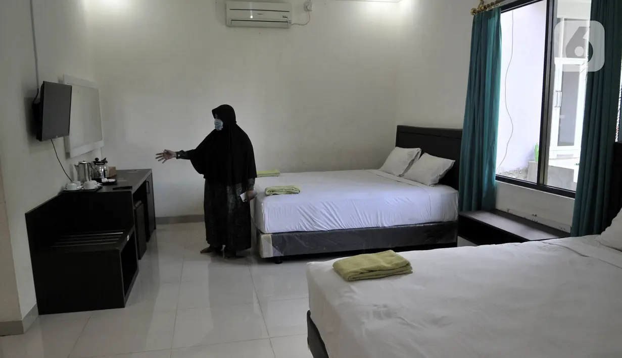 Kepala Sekolah SMKN 57 Eti Suyanti menunjukkan kamar yang akan dijadikan tempat tinggal sementara tenaga medis di Jakarta, Rabu (22/4/2020). Pemprov DKI menyiapkan ratusan sekolah sebagai tempat tinggal bagi tenaga medis dan lokasi isolasi pasien Covid-19. (merdeka.com/Iqbal S Nugroho)