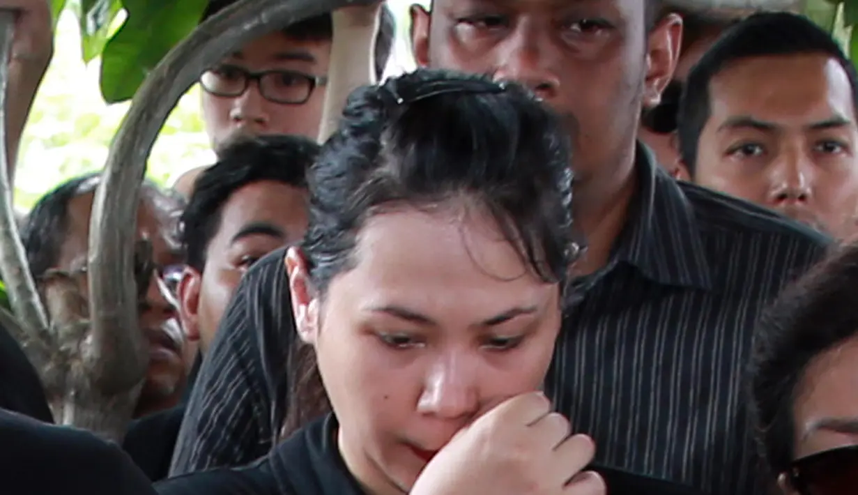 Duka mendalam dirasakan oleh orang-orang terdekat Mike Mohede. Selain orangtua, kerabat dan sahabat, duka yang sangat mendalam juga dirasakan oleh pacar Mike Mohede, Christina Maria Anderson. (Deki Prayoga/Bintang.com)