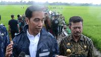 Jokowi bersama Gubernur Sulawesi Selayan Syahrul Yasin Limpo saat meninjau salah satu proyek Kementerian Pekerjaan Umum dan Perumahan Rakyat (PUPR) di Kecamatan Bajeng, Kabupaten Gowa ( Liputan6.com/Fauzan)