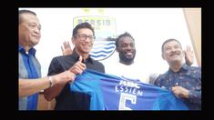 Mantan pemain Chelsea, Michael Essien saat foto bersama Manajer Persib Bandung, Umuh Muchtar dan manajemen di Bandung, Selasa (14/3/2017).  Essien menerima Jesey bernomor punggung lima. (Bola.com/ Erwin Snaz)