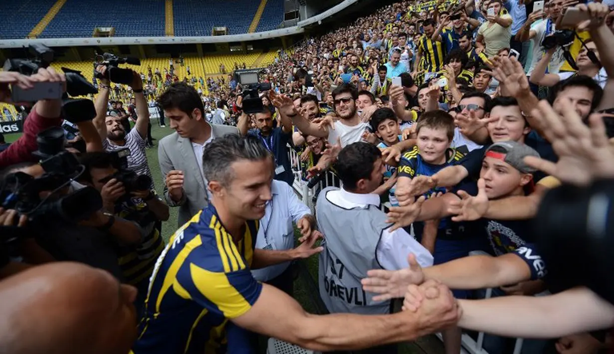 Robin van Persie menyapa suporter Fenerbahce. (AFP PHOTO/OZAN KOSE)
