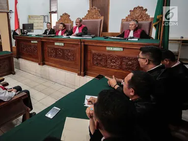 Terdakwa kasus dugaan penghilangan barang bukti pengaturan skor, Joko Driyono menjalani sidang putusan di PN Jakarta Selatan, Jakarta, Selasa (23/7/2019). Sebelumnya, jaksa penuntut umum menuntut Joko Driyono dua tahun dan enam bulan penjara karena terbukti bersalah. (Liputan6.com/Faizal Fanani)