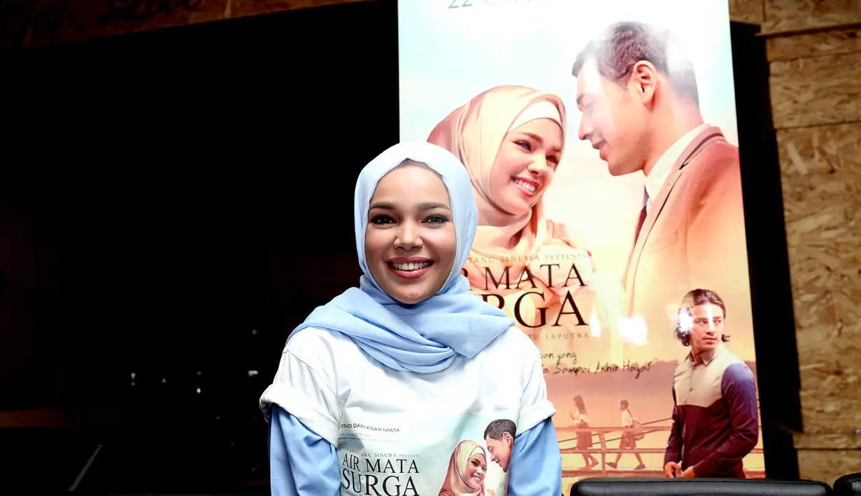 Dewi Sandra nampaknya tak tanggung- tanggung dalam bertotalitas, selain jadi pemeran utama, ia juga yang menyanyikan soundtrack Film Air Mata Surga. (Andy Masela/Bintang.com)
