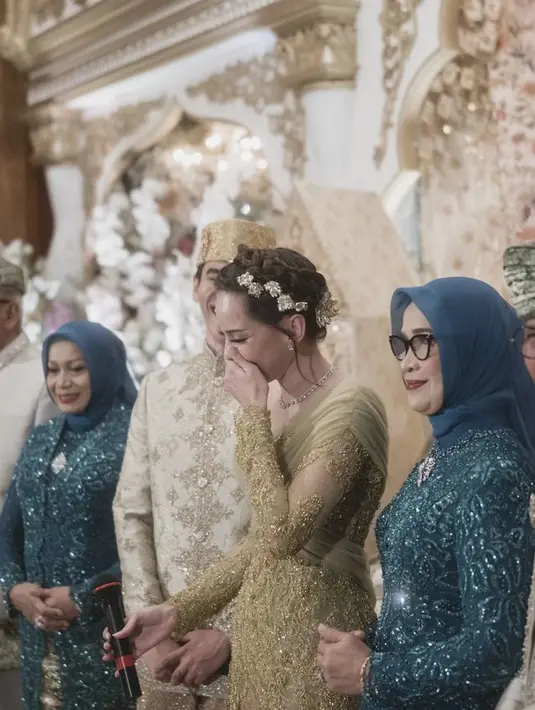 Saat foto bersama di pelaminan, terlihat warna kontras namun tetap indah. Baik saat Enzy memakai kebaya nuansa cokelat atau hijau muda. [Foto: Instagram @fadlan_indonesia]