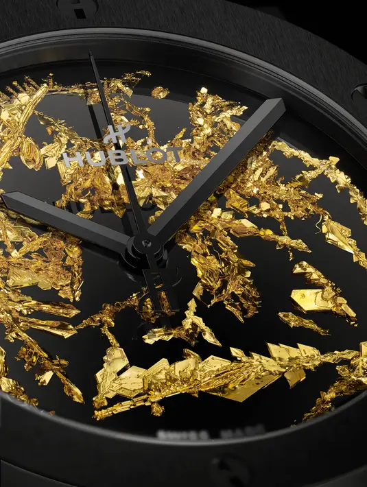 Hitam dan emas adalah kombinasi abadi.  Hublot Classic Fusion Gold Crystal dilengkapi dengan casing keramik 42mm  dan bezel sekrup-H yang menawarkan aksen kontras dan tersembunyi pada dial. Tampilan klasik namun tak membosankan dengan daya pikat tinggi ini jadi perhatian tersendiri. / Foto dok: Hublot.