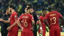 Para pemain Portugal tampak kecewa usai dikalahkan Ukraina pada laga Kualifikasi Piala Eropa 2020 di Stadion NSK Olimpiyskyi, Kiev, Senin (14/10). Ukraina menang 2-1 atas Portugal. (AFP/Genya Savilov)
