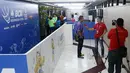 Jurnalis Televisi Nasional tengah melakukan peliputan pada turnamen Indonesia Open 2016 di Istora Senayan, Jakarta. (Bola.com/Nicklas Hanoatubun)