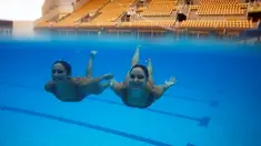 Atlet renang indah Brasil, Maria Eduarda Miccuci (kanan) dan Luisa Borges beraksi dalam sesi foto jelang Olimpiade Rio 2016 di Rio Olympic Park, Rio de Janeiro, Brasil, (Reuters/Pilar Olivares)