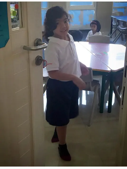 Pada hari pertama sekolah ini, pertama ia mengantarkan putrinya, Leticia Charlotte. "My pwetty gurl first day schooling again. ❤" tulis sheilamarciajoseph. (Instagram/sheilamarciajoseph)
