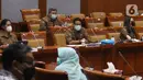 Menteri Pariwisata dan Ekonomi Kreatif Sandiaga Uno didampingi Wakil Menteri Anggela Herliani Tanoesoedibjo mengikuti Rapat Kerja dengan Komisi X di gedung DPR RI, Jakarta, Kamis (14/1/2021). Rapat beragendakan program program unggulan Kemenparekraf. (Liputan6.com/Angga Yuniar)