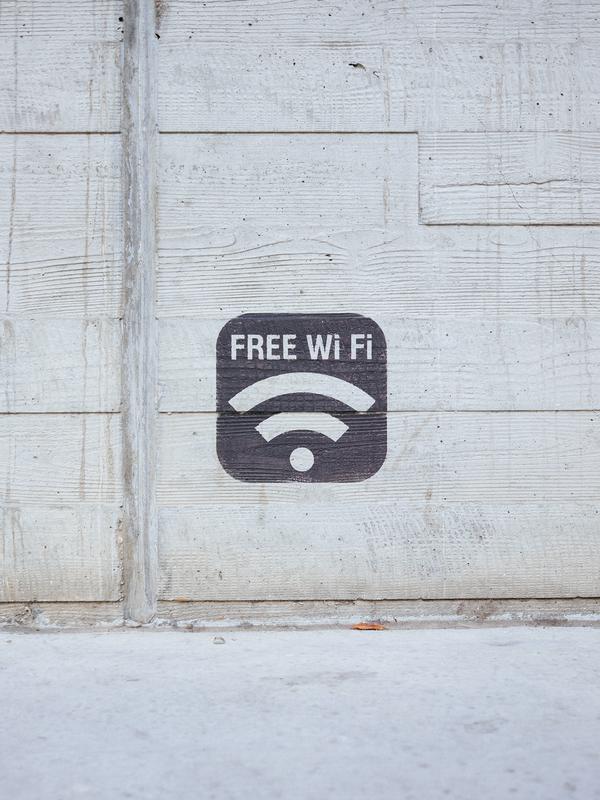 Wifi | unsplash.com/@paul_