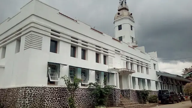Masjid Asy-Syuro, Masjid Bergaya Eropa dan Mirip Gereja