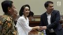 Ketua Pansel Capim KPK Yenti Garnasih berjabat tangan dengan Ketua Komisi III DPR, Azis Syamsudin sebelum Rapat Dengar Pendapat Umum (RDPU) di Kompleks Parlemen, Senayan, Jakarta, Senin (9/9/2019). Agenda rapat membahas hasil seleksi calon pimpinan (Capim) KPK. (Liputan6.com/Johan Tallo)
