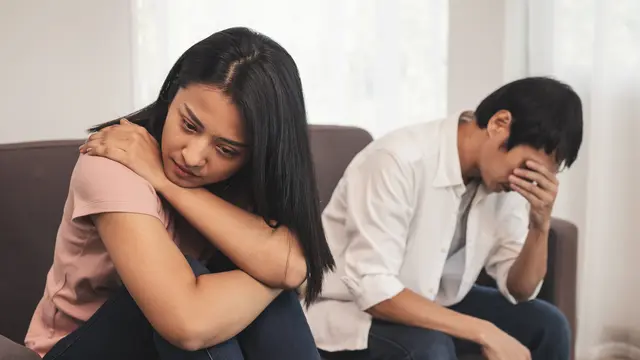 perempuan dan pasangan bertengkar april
