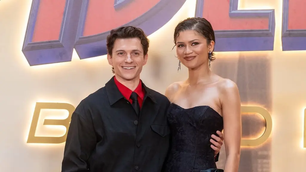 Zendaya dan Tom Holland kembali mencuri perhatian publik saat menghadiri acara promosi Spider-Man: Brand New Day di Madrid. Momen ini menjadi istimewa karena menandai penampilan karpet merah pertama mereka sebagai pasangan suami istri.  [@sonypicturesaus].