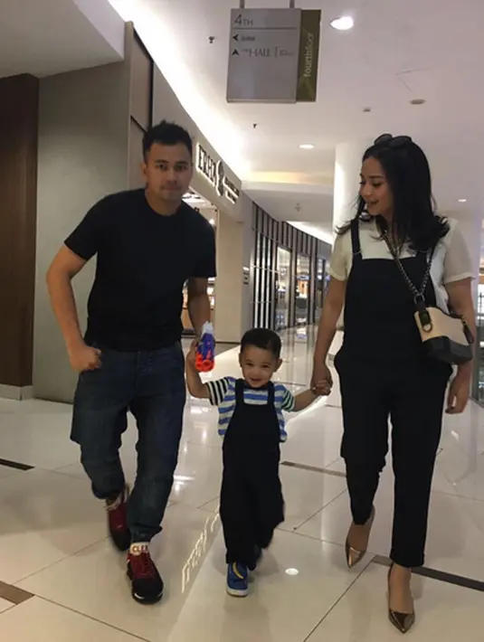 Rumah tangga pasangan Raffi Ahmad dan Nagita Slavina telah berusia tiga tahun pada Selasa (17/10). Banyak doa dari penggemar dan sahabat dekat keduanya. Seperti diketahui, rumah tangga pasangan ini selalu dikabarkan kurang baik.(Instagram/raffinagita1717)