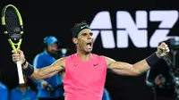 Petenis Spanyol, Rafael Nadal merayakan kemenangan usai mengalahkan Nick Kyrgios dari Australia selama pertandingan putaran keempat kejuaraan tenis Australia Terbuka di Melbourne, Australia (27/1/2020). (AFP Photo/William West)