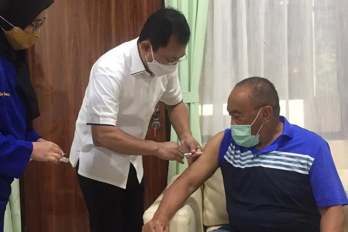 Aburizal Bakri selesai menjalani suntik vaksin Nusantara.