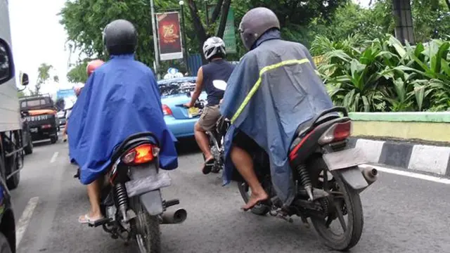 [Bintang] 5 Kelakuan Konyol Pengendara Motor Saat Musim Hujan
