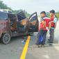 Petugas melakukan olah tempat kejadian di lokasi kecelakaan Tol Pekanbaru-Dumai. (Liputan6.com/Istimewa)
