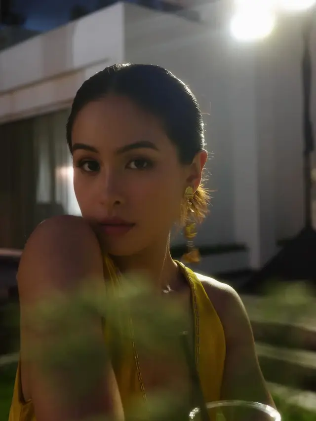 Maudy Ayunda Tampil Menawan dengan Gaun Lime, Inspirasi Gaya Kondangan di Pantai