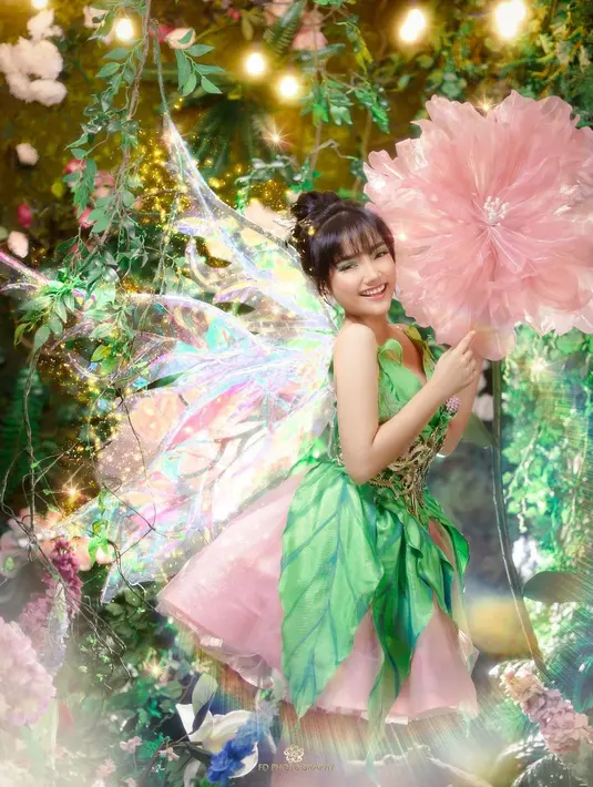 Fuji juga memperhatikan detail makeupnya yang bernuansa hijau. Rambut berponinya digelung ke atas, menghadirkan tampilan menggemaskan. [Foto: Instagram/fdphotography90]