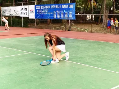 Aura Kasih senang berolahraga demi menjaga kebugaran tubuh. Olahraga yang sering dilakukan oleh Aura Kasih yakni bermain tenis. Perempuan berusia 34 tahun ini selalu curi perhatian saat bermain tenis. Meski simpel, gaya penampilan Aura banjir pujian netizen. (Liputan6.com/IG/@aurakasih)