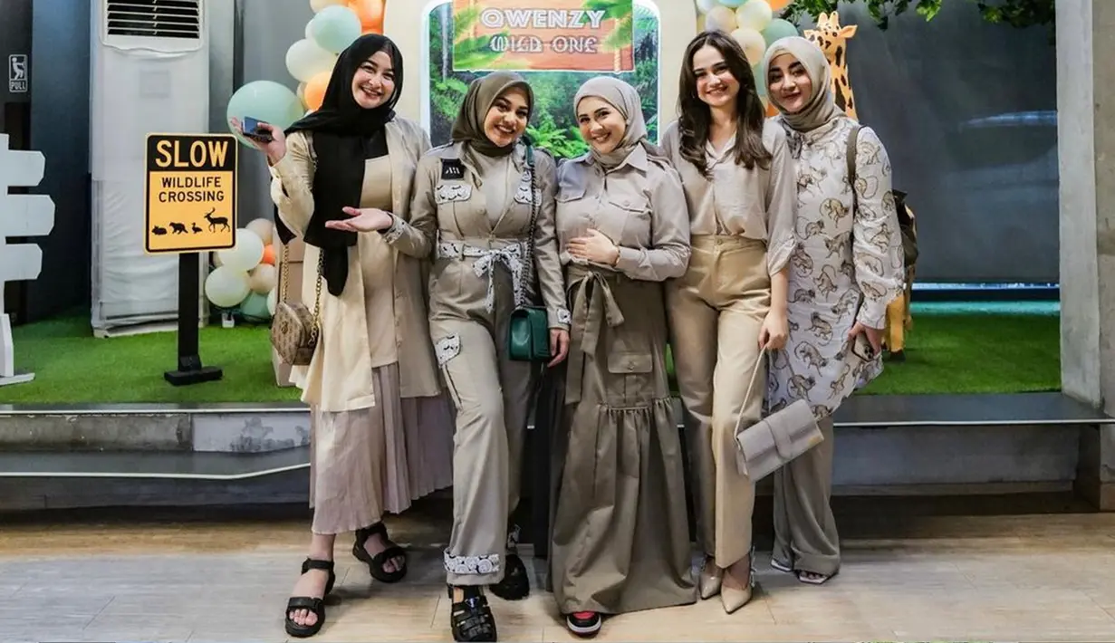 Kesha juga memanfaatkan momen ulang tahun sang anak untuk bertemu dengan para sahabat. Geng artis yang satu ini memang dikenal begitu kompak dan saling mendukung satu sama lain. Anggota yang tidak hadir yakni Melody Laksani dan Lesti Kejora yang diketahui sedang liburan di Bali. (Liputan6.com/IG/@shaniaindryn)