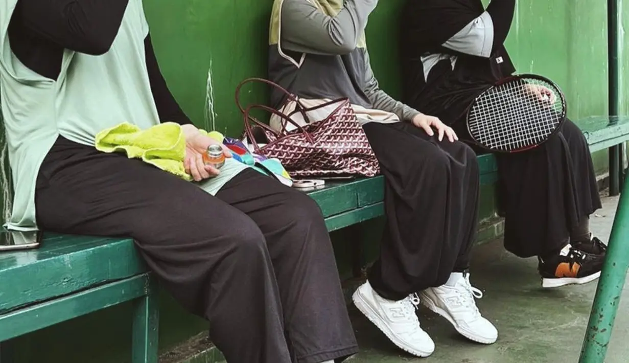Awal geluti tennis, Natasha Rizky memadukan long sleeve abu-abu dan sleeveles hoodie sebagai luaran. [@natasharizkynew]