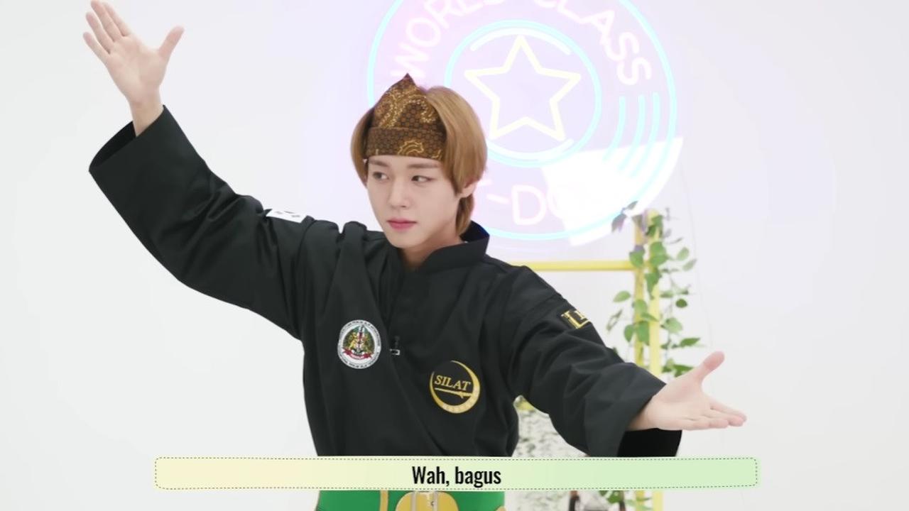 Park Jihoon belajar pencak silat. (Tangkapan layar YouTube/  KBS WORLD Indonesian)