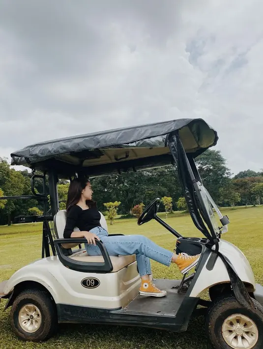 Banyak cara yang bisa dilakukan agar bisa melepas penat. Seperti saat Sandrinna Michelle bersantai dengan menikmati pemandangan dari mobil golf. Sandrinna terlihat begitu menikmati suasana tenang di lapangan golf. (Liputan6.com/IG/@sandrinna_11)
