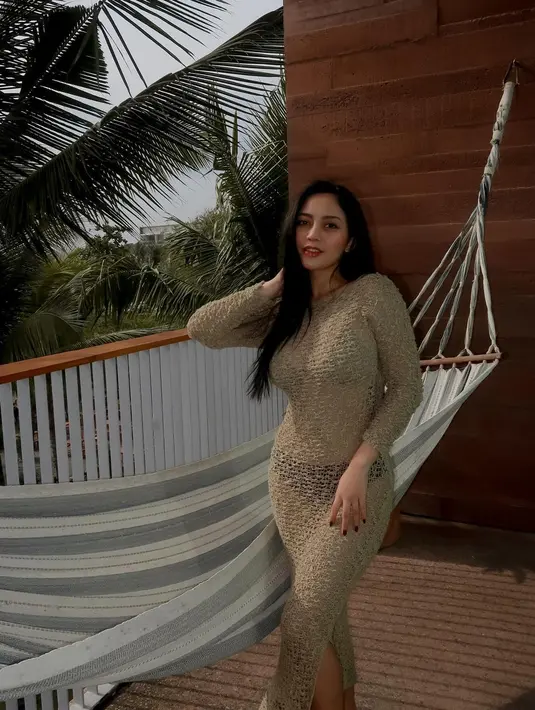 Di balik dress tersebut, Rachel Vennya pilih kenakan set bikini warna hitam [@rachelvennya]