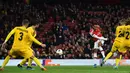 Penyerang Arsenal, Pierre-Emerick Aubameyang (tengah) menendang bola dari kawalan empat pemain Standard Liege pada lanjutan pertandingan grup F Liga Europa di Stadion Emirates, London (3/10/2019). Arsenal menang telak 4-0 atas Standard Liege. (AFP Photo/Glyn Kirk)