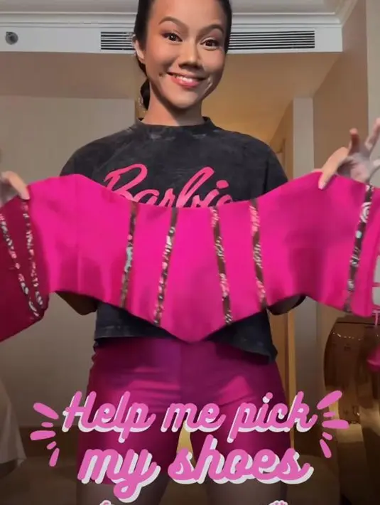 Bukan Yura Yunita jika ia tidak memakai aksen batik di setiap manggungnya. Ya, kali ini pun Yura melapisi kebayanya dengan corset crop top motif batik dan underbust corset berwarna senada dengan kebayanya.